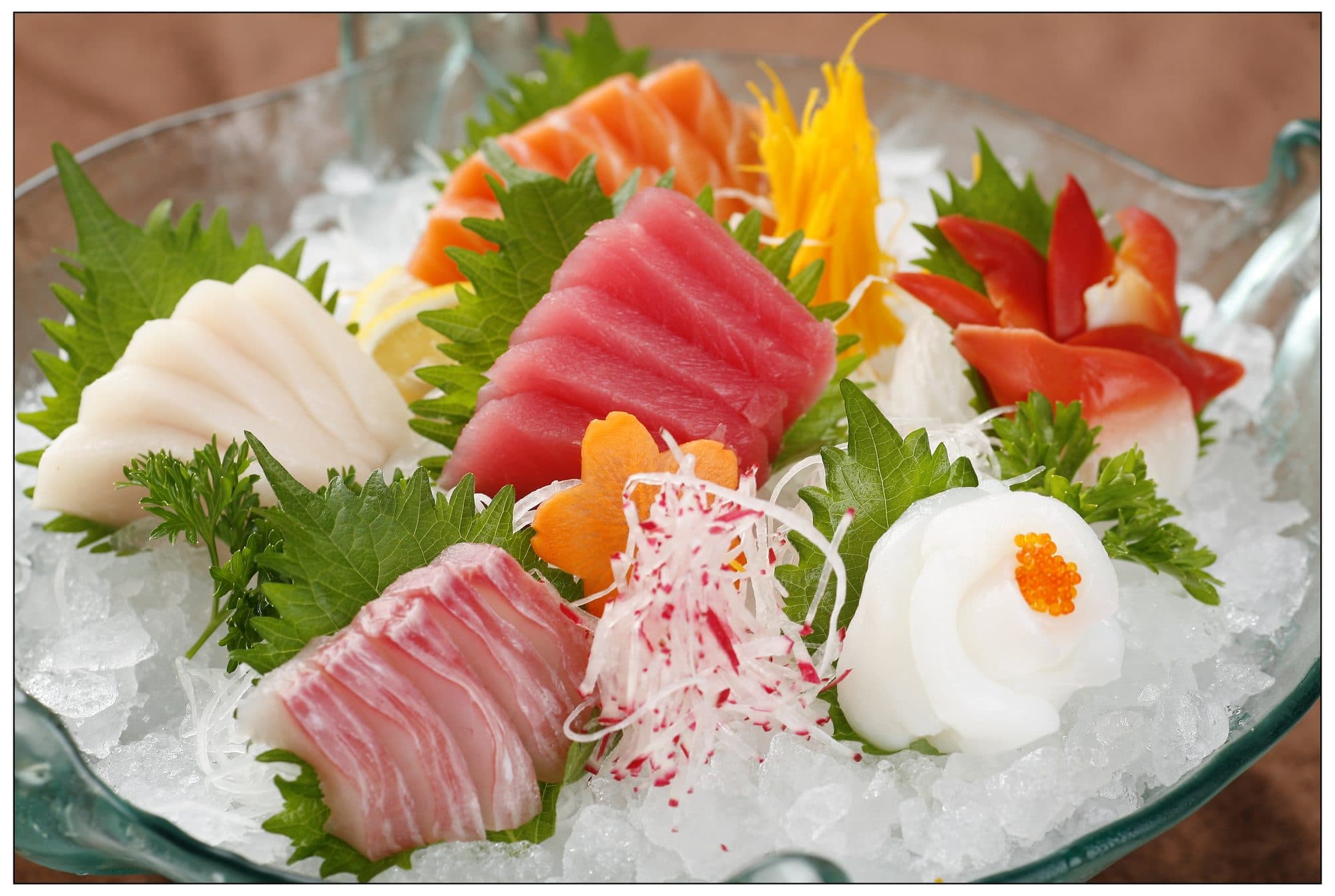 Kunstvoll angerichtete Sashimi-Platte auf Eis
